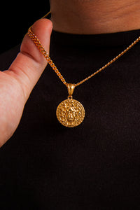 Cadena cubana 50 cms + dije Medusa | Enchape de oro 18k