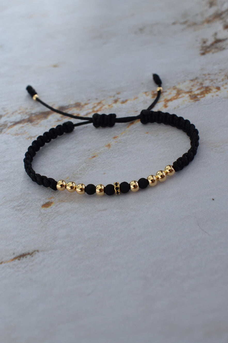 Pulsera de oro laminado para hombres, sobre marmol