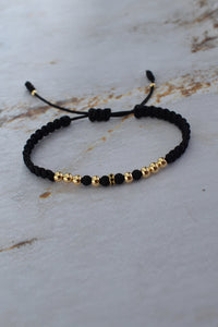 Pulsera de oro laminado para hombres, sobre marmol