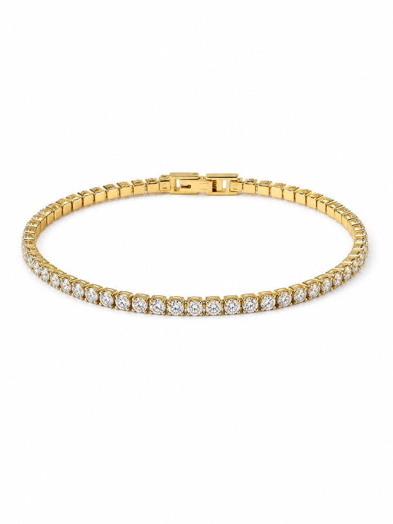 Pulsera tenis en fondo blanco hecha de oro