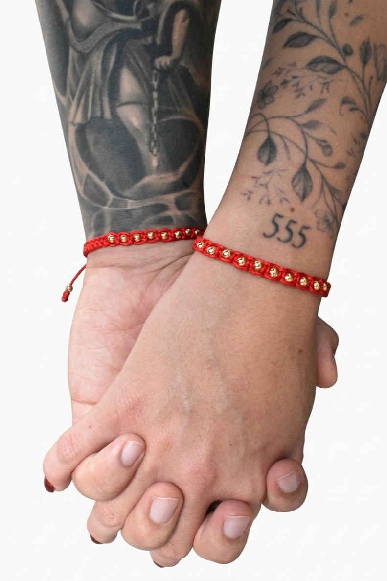 Pulseras Pareja Macramé Oro Laminado 18K – Hilo Rojo