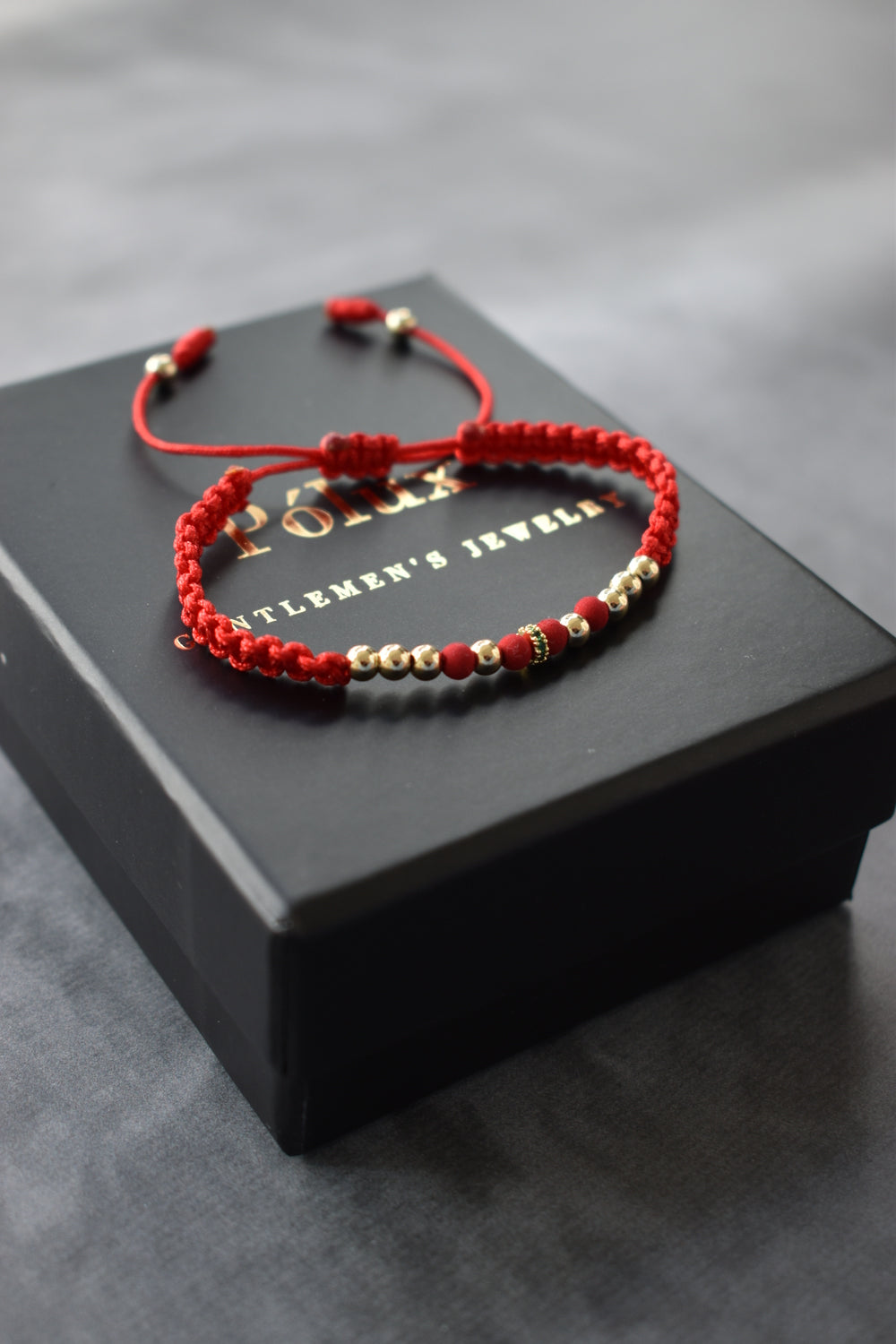 Pulsera roja Dominus | Oro laminado 18 K