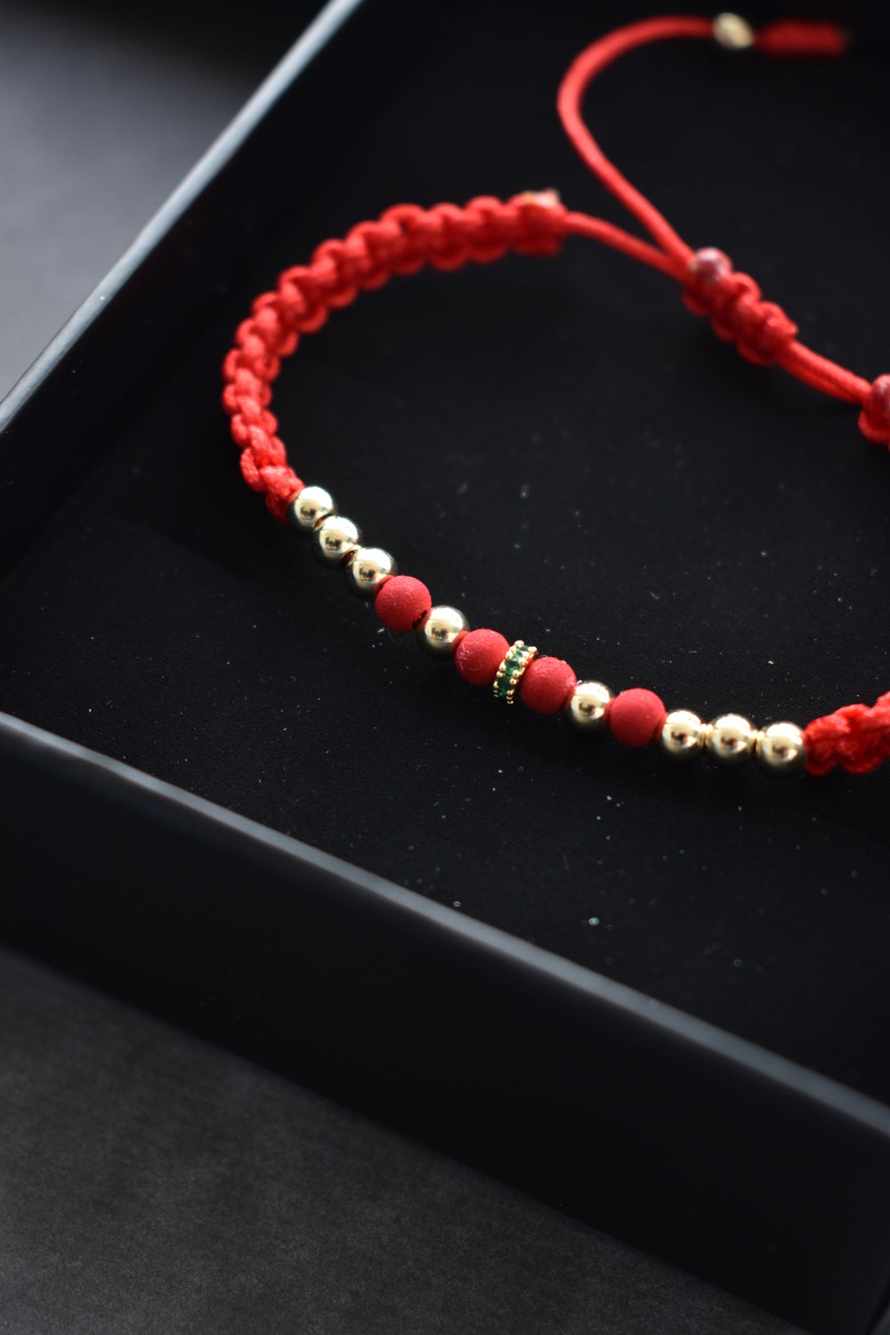 Pulsera roja Dominus | Oro laminado 18 K
