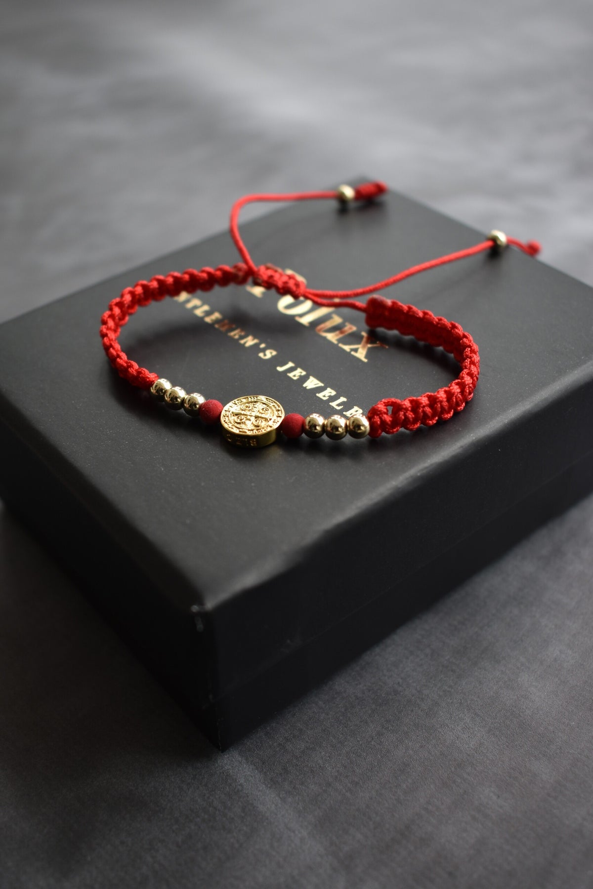 Pulsera Roja San Benito & Virgen de Guadalupe | Oro laminado 18 K - Maximus