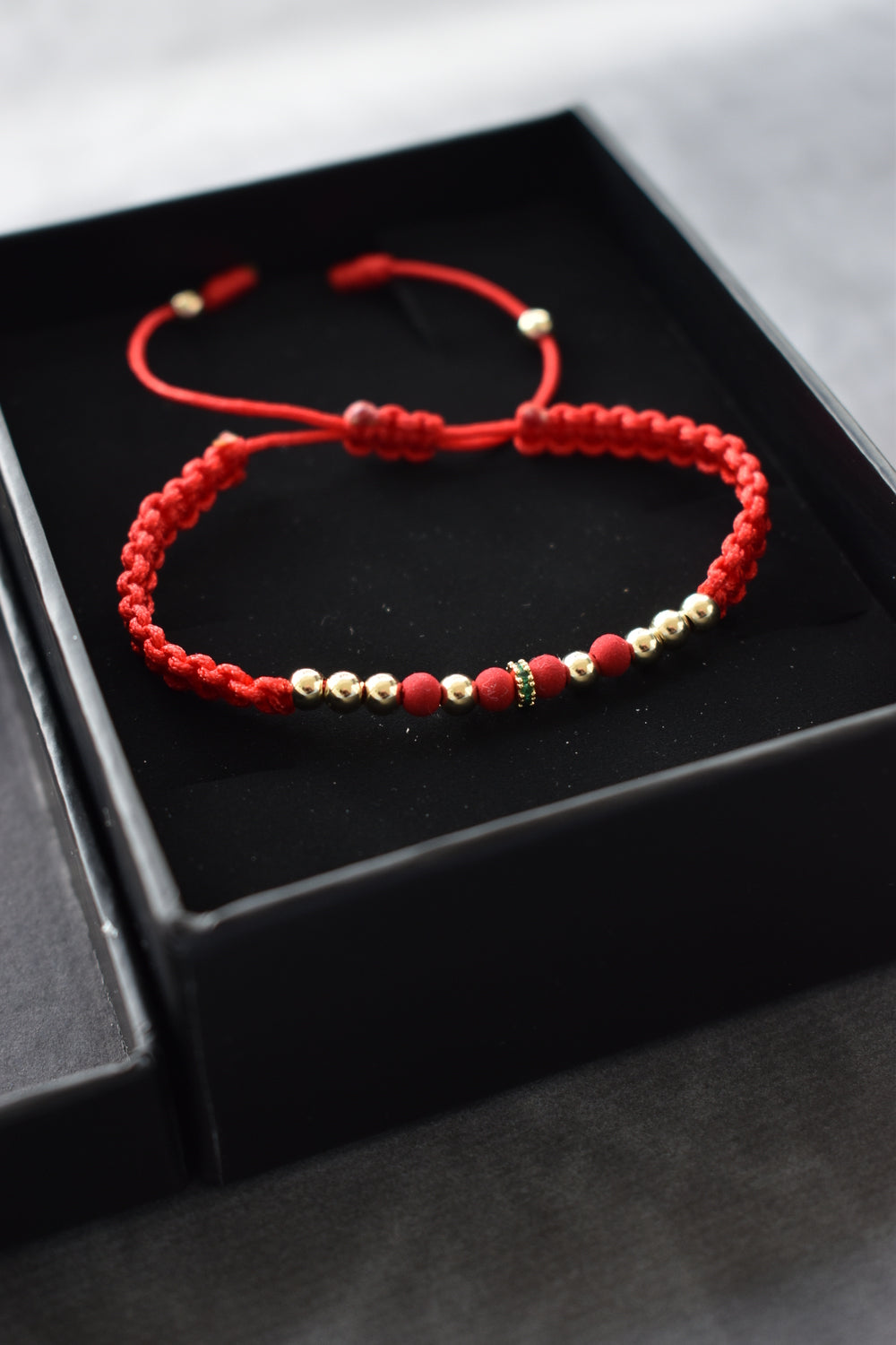Pulsera roja Dominus | Oro laminado 18 K