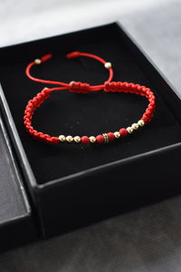 Pulsera roja Dominus | Oro laminado 18 K