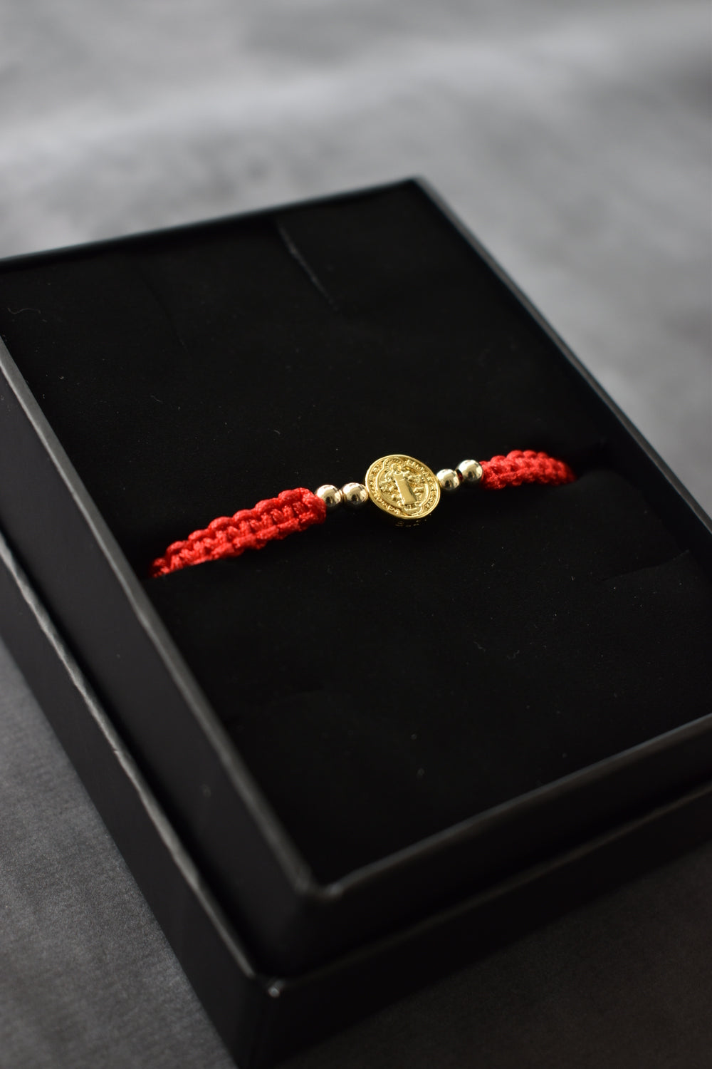 Pulsera Roja San Benito | Oro laminado 18 K - Imperium