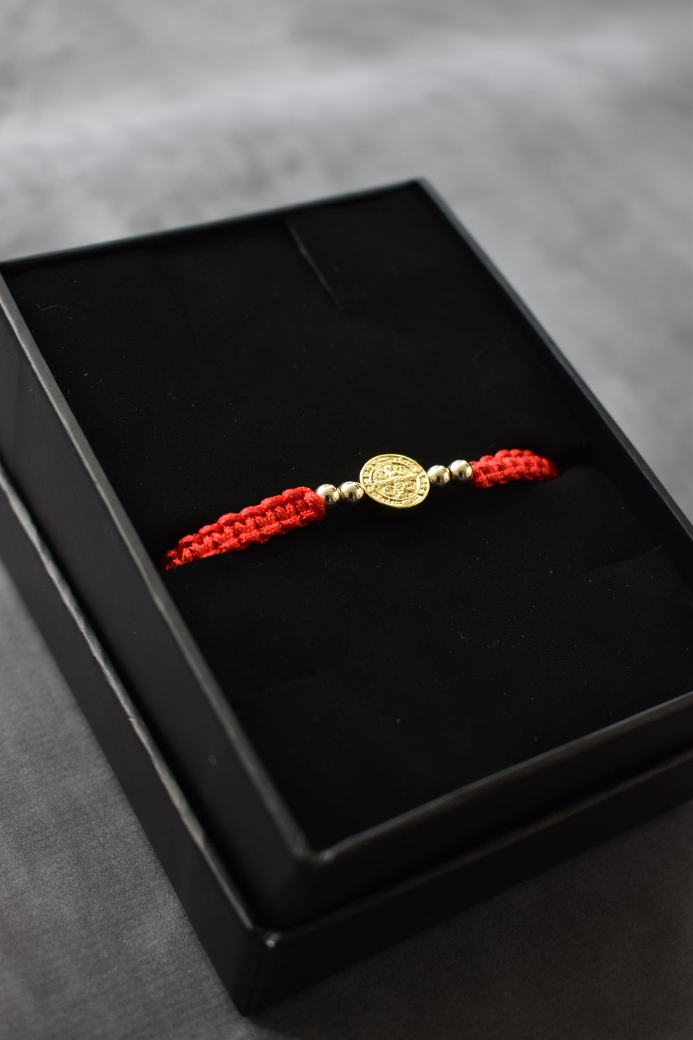 Pulsera Roja San Benito | Oro laminado 18 K - Imperium