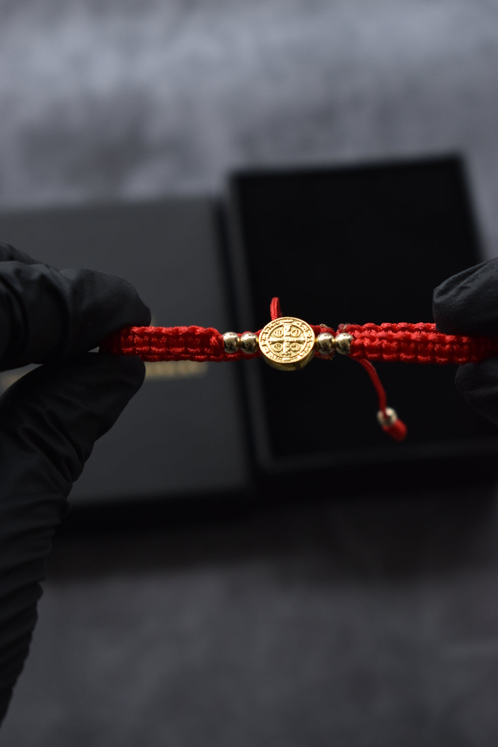 Pulsera Roja San Benito | Oro laminado 18 K - Imperium