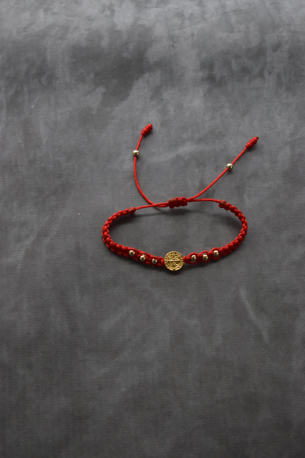 Pulsera Roja San Benito | Oro laminado 18 K - Aurelius