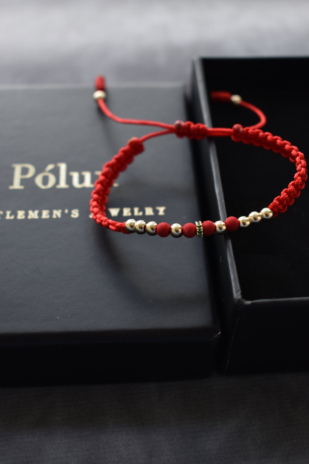 Pulsera roja Dominus | Oro laminado 18 K
