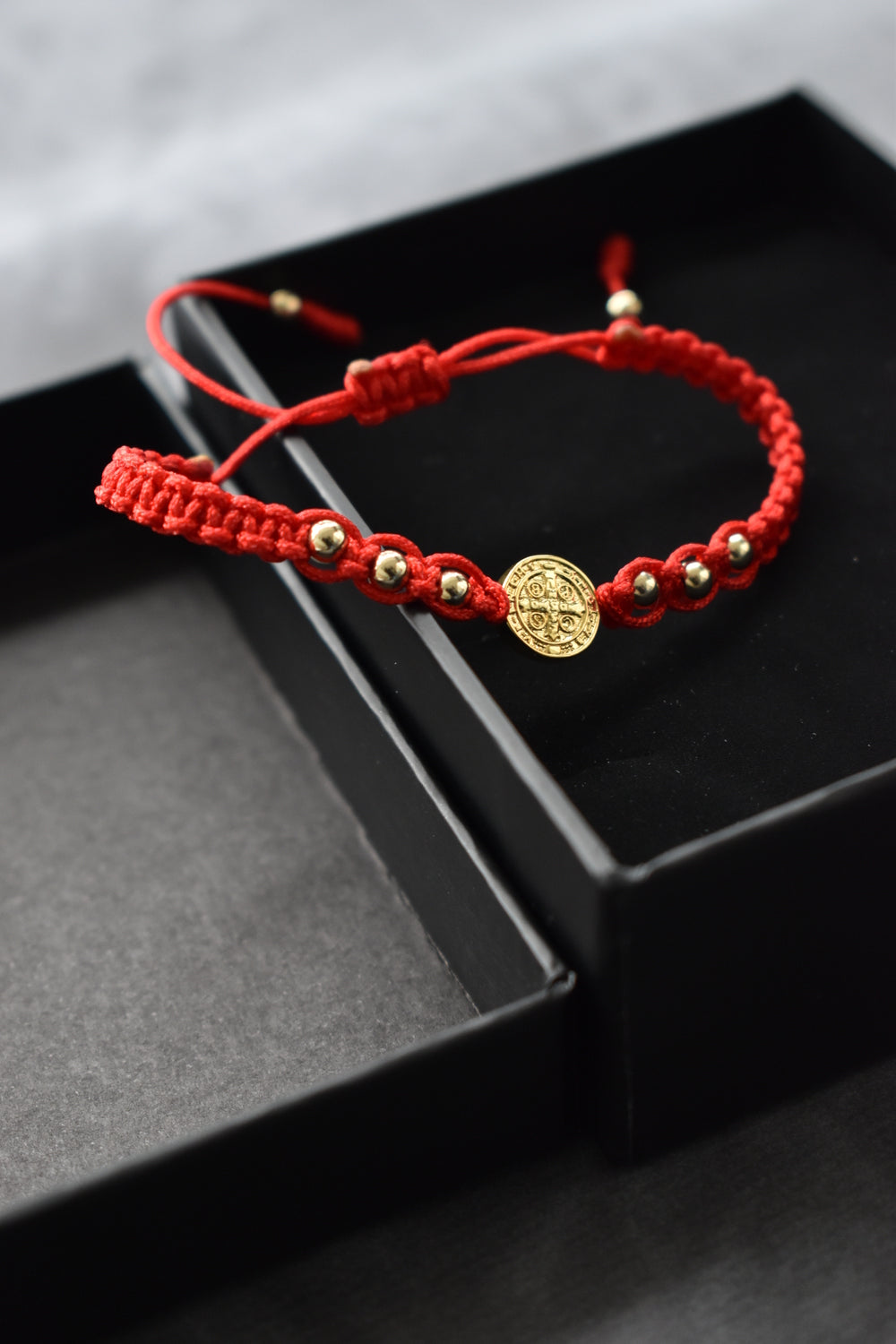 Pulsera Roja San Benito | Oro laminado 18 K - Aurelius