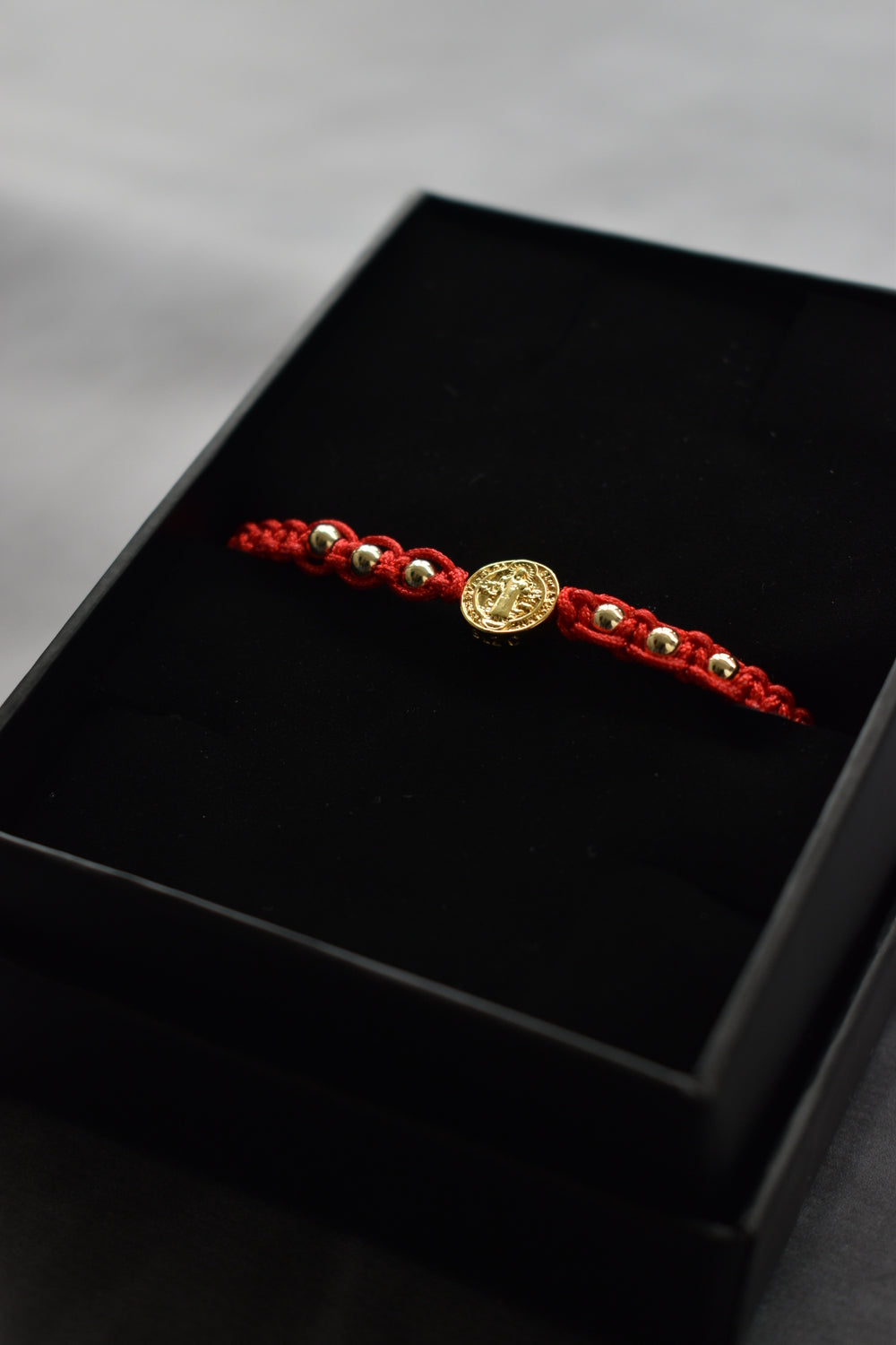 Pulsera Roja San Benito | Oro laminado 18 K - Aurelius