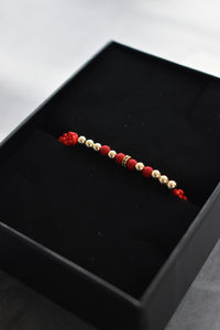 Pulsera roja Dominus | Oro laminado 18 K