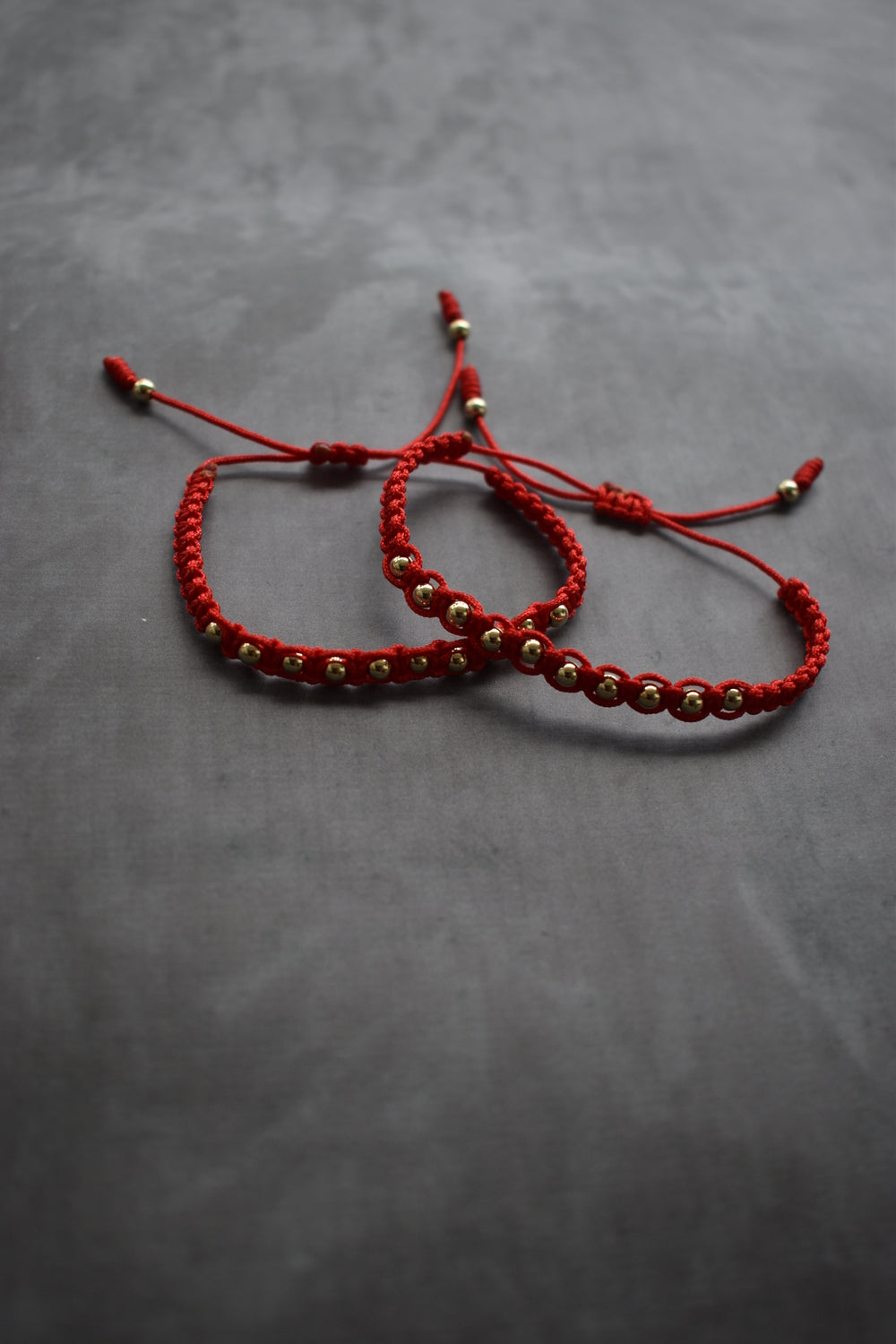 Pulseras Pareja Macramé Oro Laminado 18K – Hilo Rojo