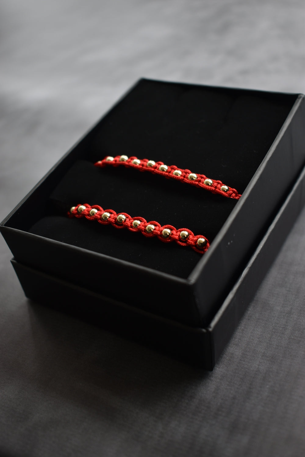 Pulseras Pareja Macramé Oro Laminado 18K – Hilo Rojo
