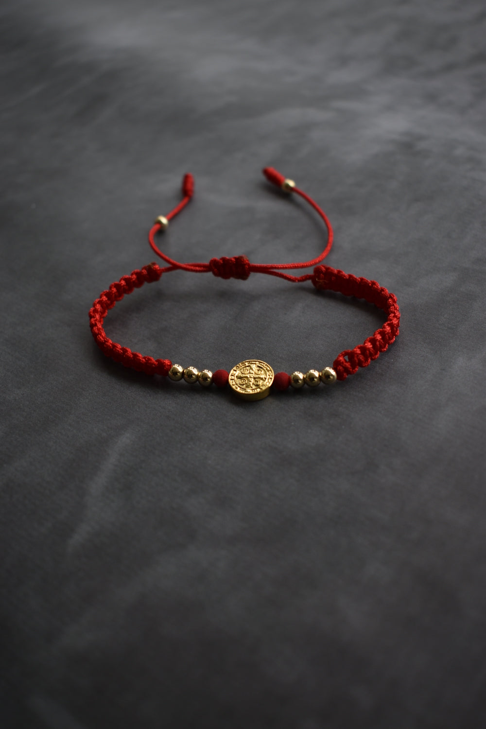 Pulsera Roja San Benito & Virgen de Guadalupe | Oro laminado 18 K - Maximus