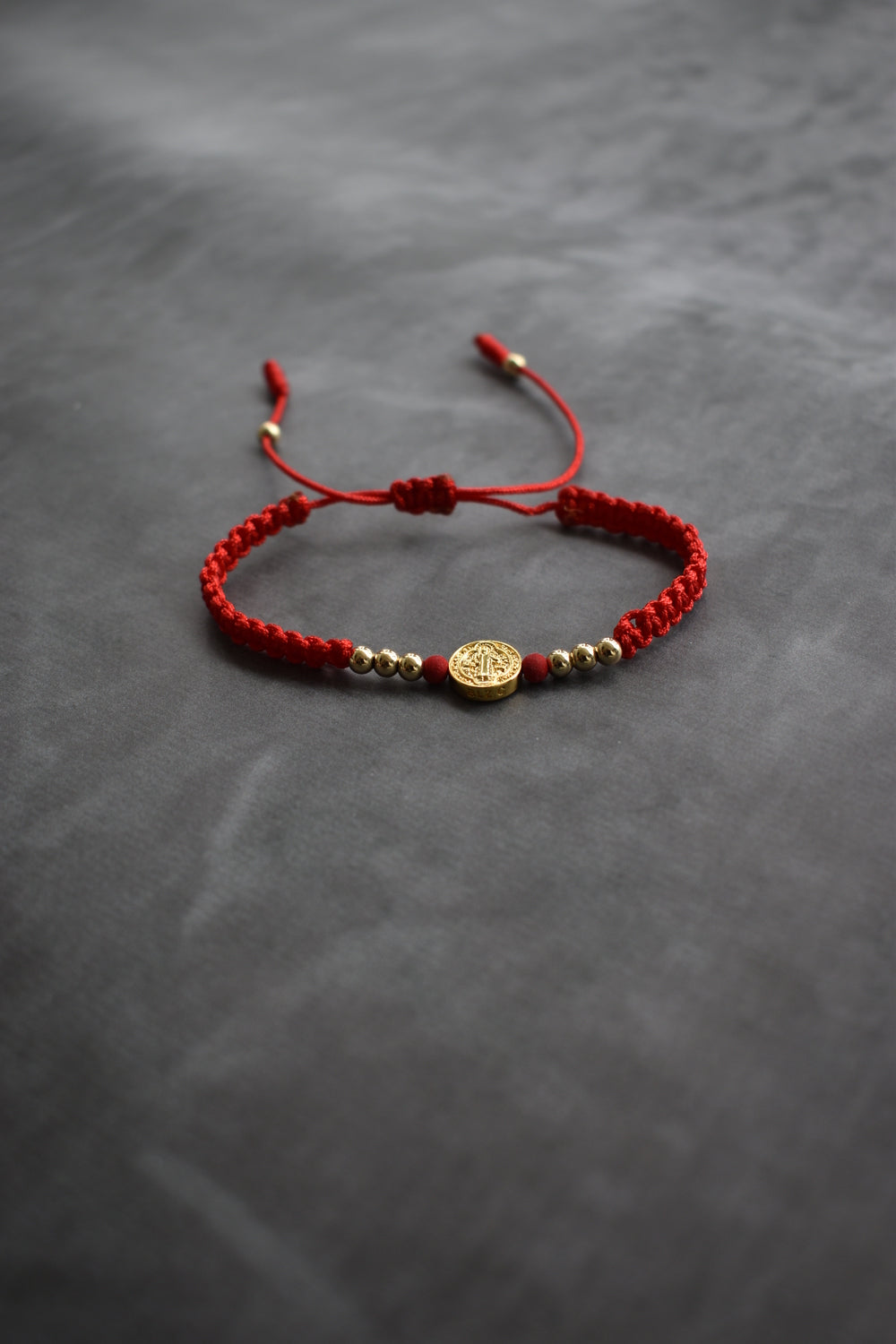 Pulsera Roja San Benito & Virgen de Guadalupe | Oro laminado 18 K - Maximus