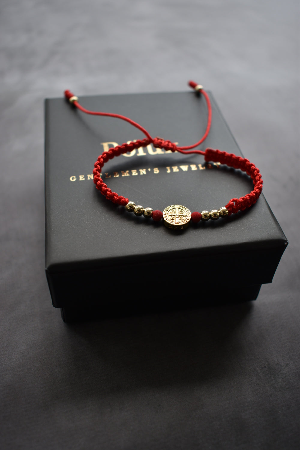 Pulsera Roja San Benito & Virgen de Guadalupe | Oro laminado 18 K - Maximus