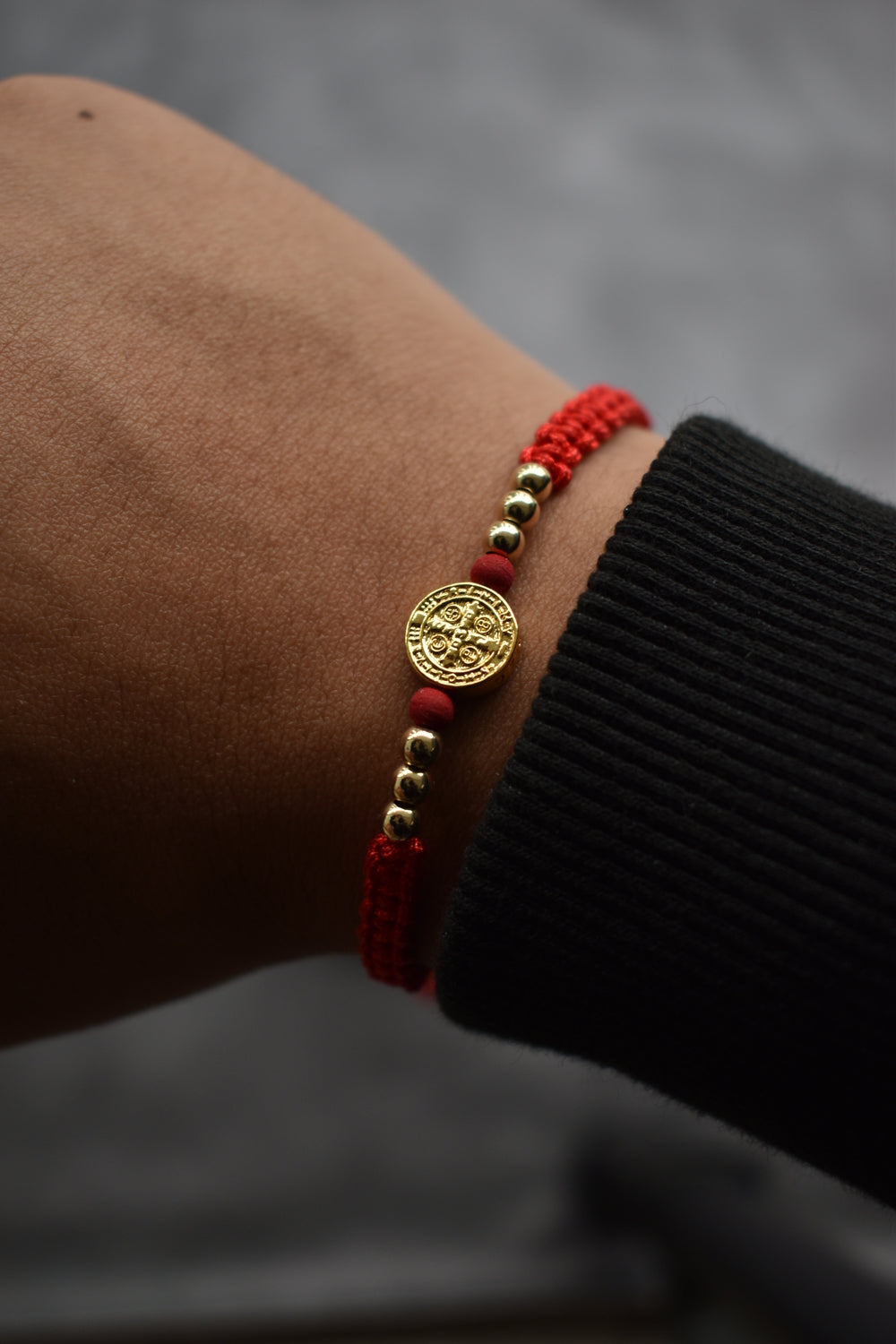 Pulsera Roja San Benito & Virgen de Guadalupe | Oro laminado 18 K - Maximus