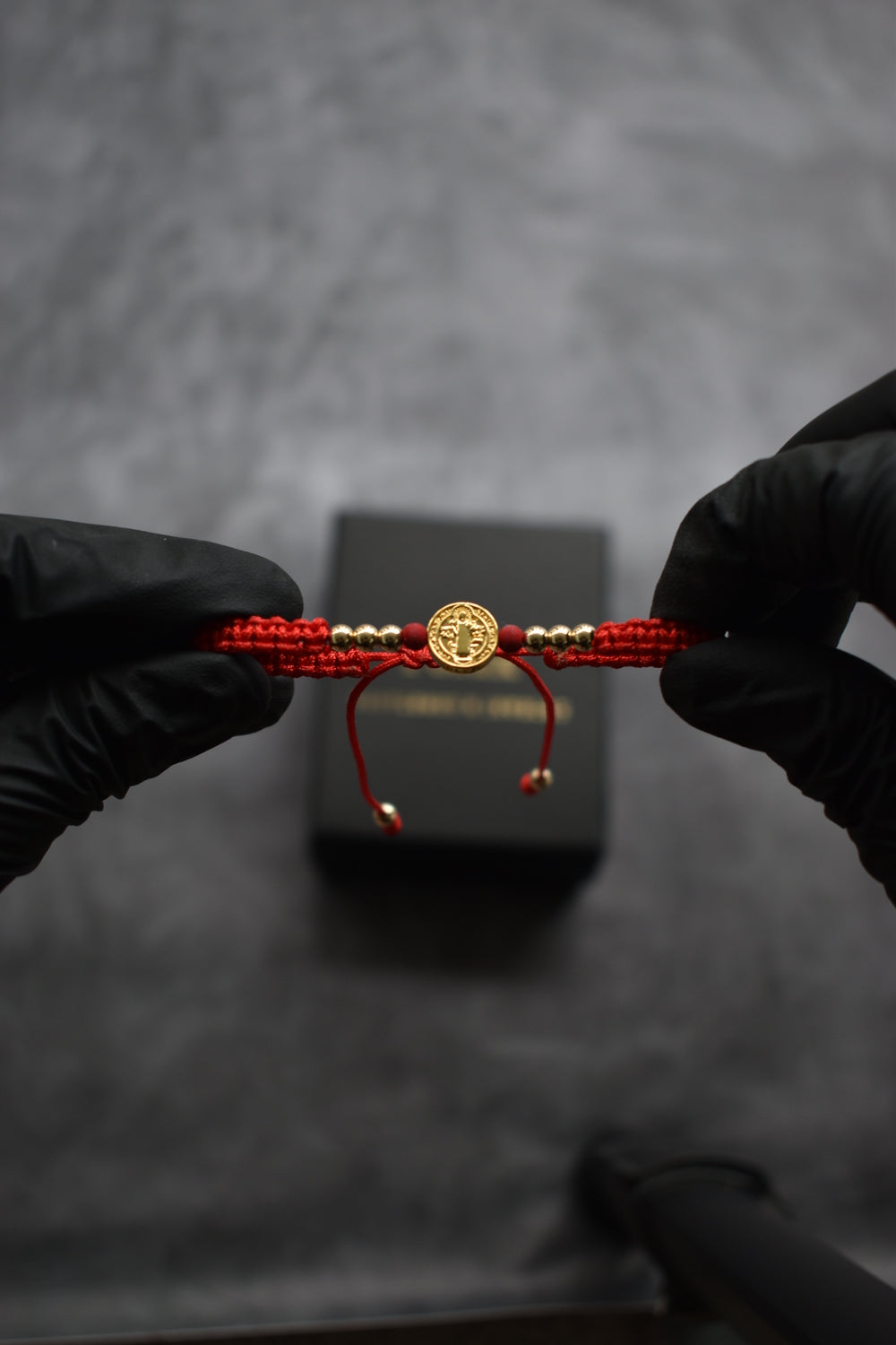 Pulsera Roja San Benito & Virgen de Guadalupe | Oro laminado 18 K - Maximus