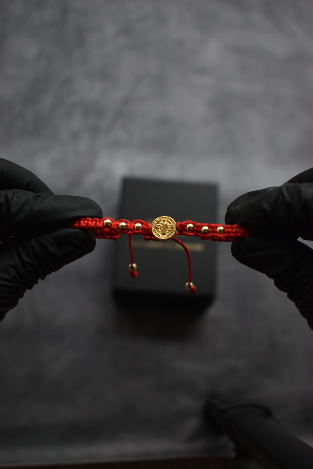 Pulsera Roja San Benito | Oro laminado 18 K - Aurelius