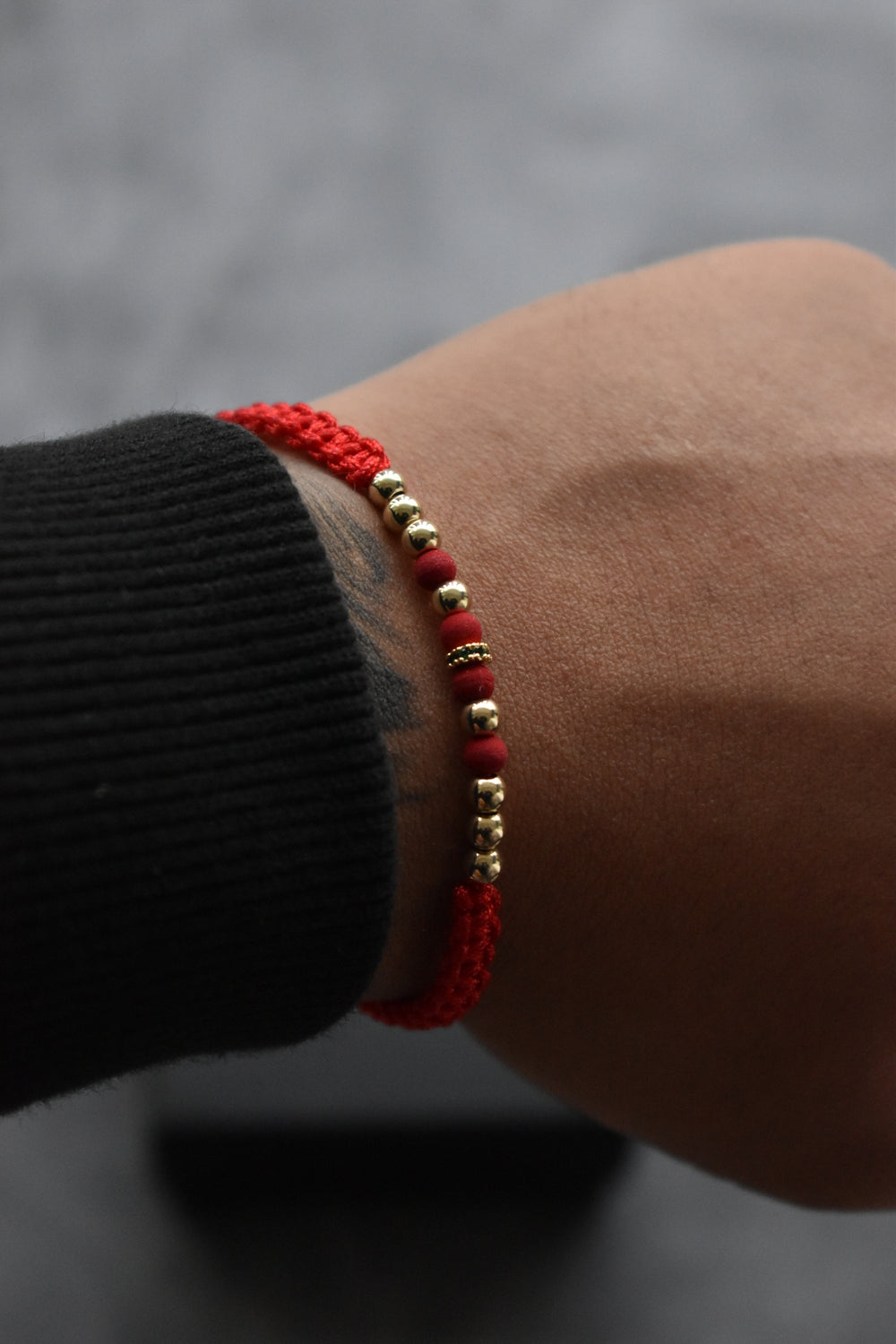 Pulsera roja Dominus | Oro laminado 18 K