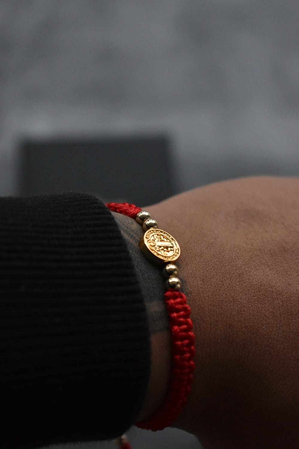 Pulsera Roja San Benito | Oro laminado 18 K - Imperium