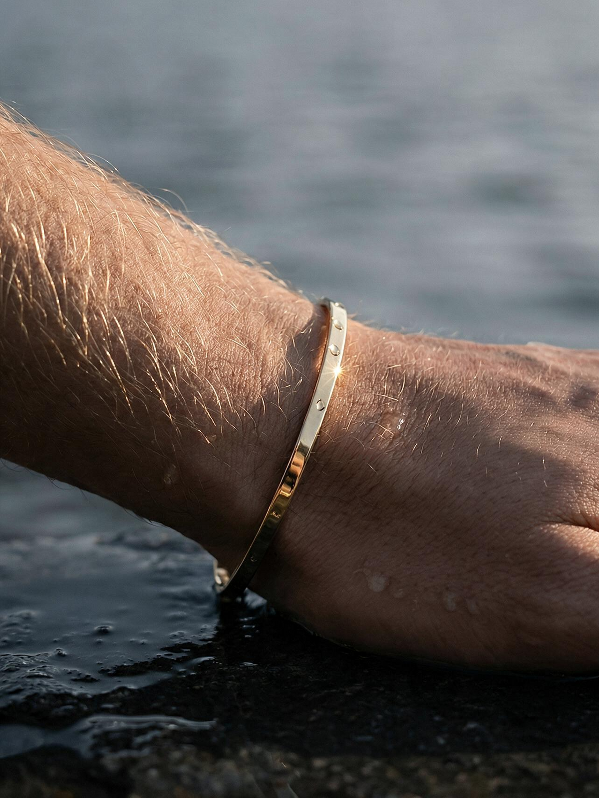 Brazalete ajustable en la muñeca, acero quirúrgico enchapado en oro 18K, se adapta de 16 a 19 cm.