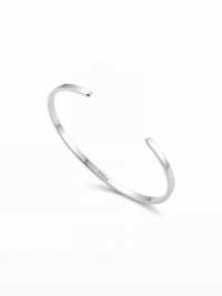 Brazalete plateado en acero quirúrgico con grabado Pólux, diseño minimalista unisex, acabado brillante.