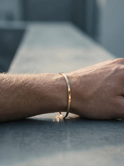 Brazalete unisex con empaque premium enchapado en oro 18K, listo para regalo.