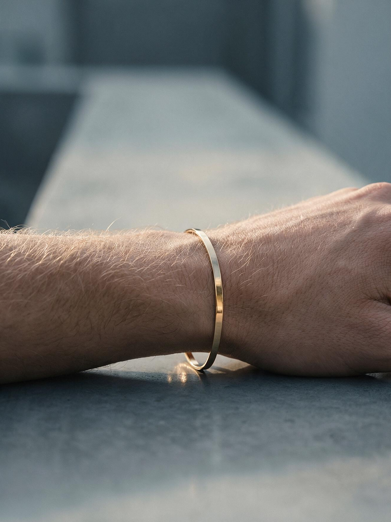 Brazalete unisex con empaque premium enchapado en oro 18K, listo para regalo.