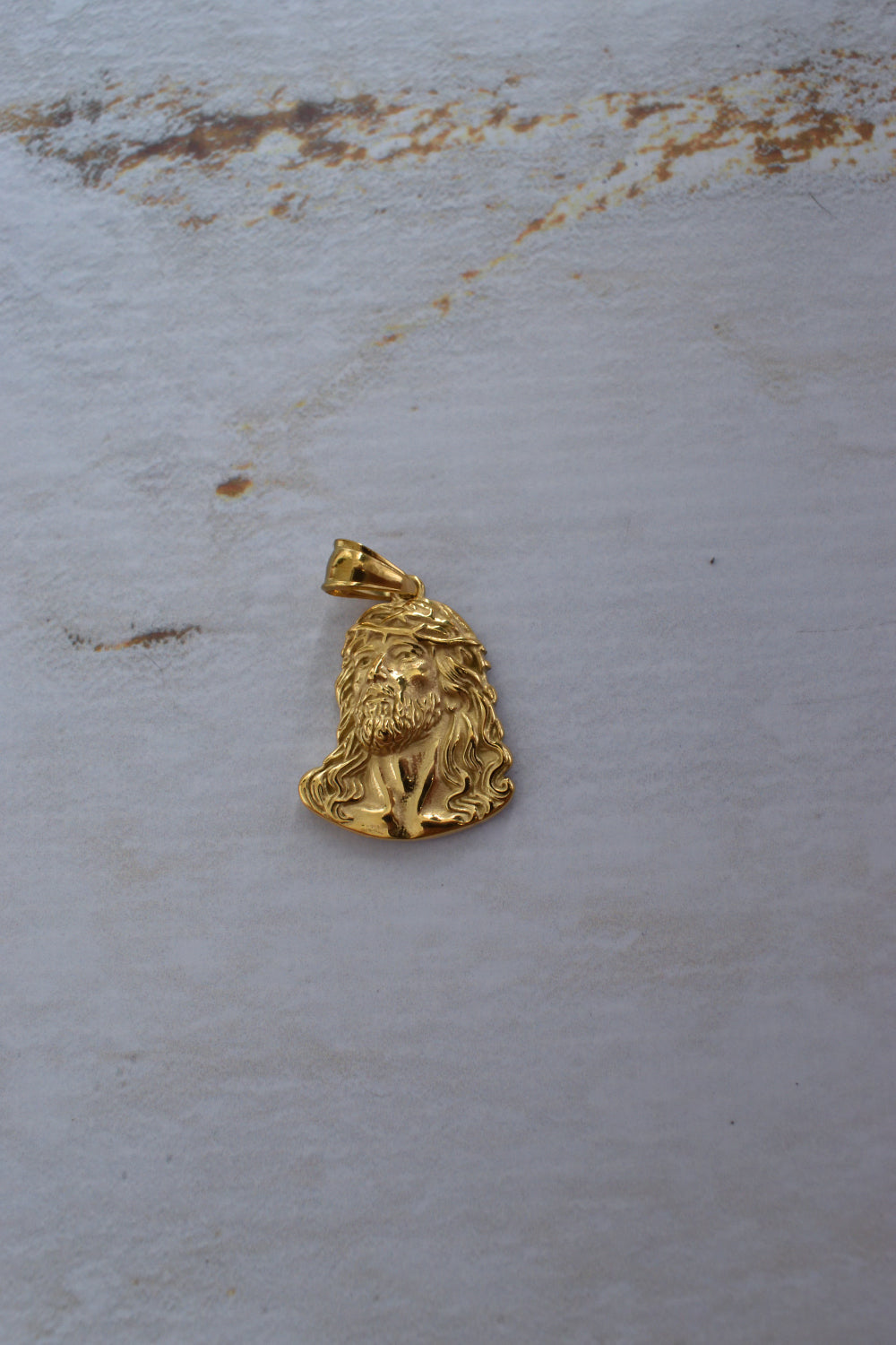 Dije religioso Cristo enchapado oro 18K 3cm, tallado volumétrico de alta definición sobre acero quirúrgico