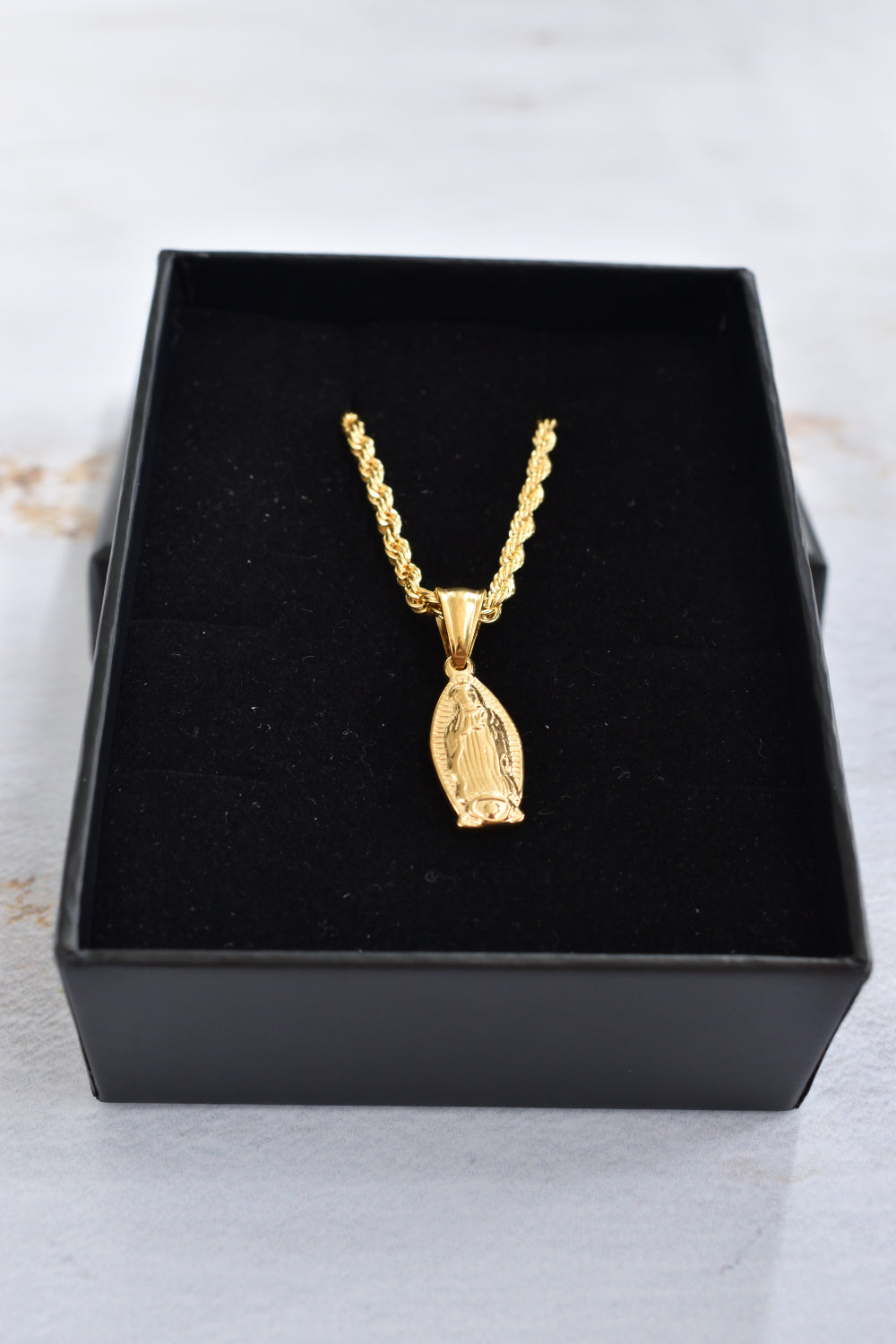 Dije religioso Virgen María Guadalupe enchapado oro 18K 2cm, medallón ovalado sobre acero quirúrgico