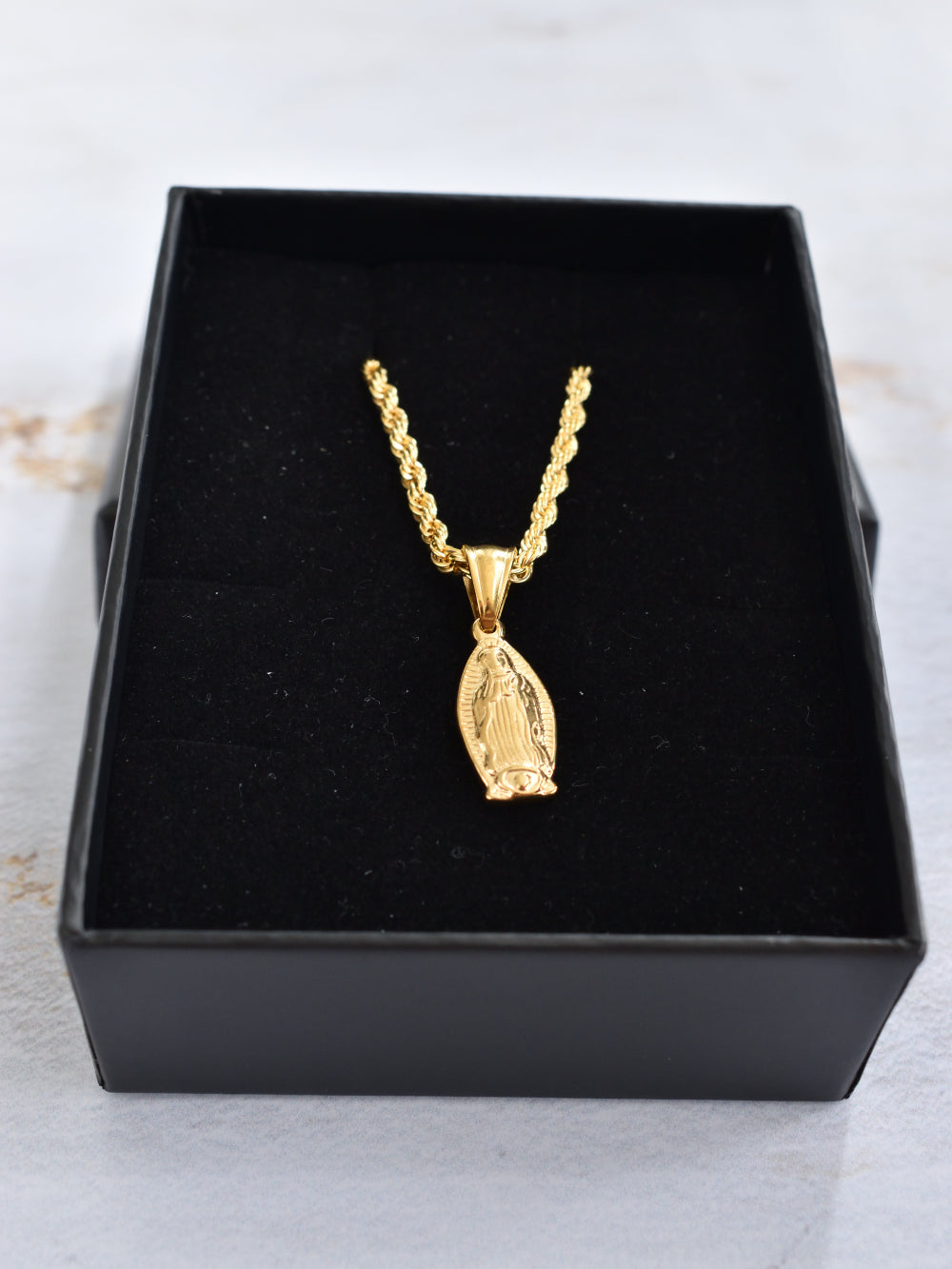 Dije religioso Virgen María Guadalupe enchapado oro 18K 2cm, medallón ovalado sobre acero quirúrgico