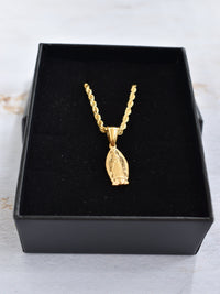 Dije religioso Virgen María Guadalupe enchapado oro 18K 2cm, medallón ovalado sobre acero quirúrgico