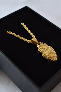 Colgante corazón anatómico dorado con modelado volumétrico de arterias y argolla doble reforzada — Pólux Colombia