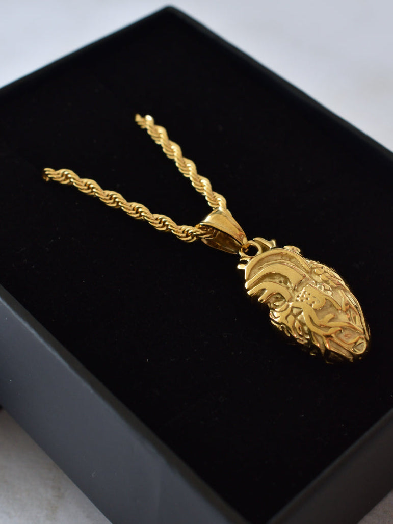 Colgante corazón anatómico dorado con modelado volumétrico de arterias y argolla doble reforzada — Pólux Colombia