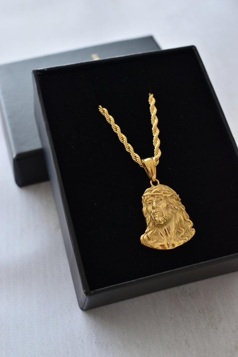 Colgante dorado rostro de Cristo con corona de espinas, cabello y barba en relieve escultórico — Pólux Colombia