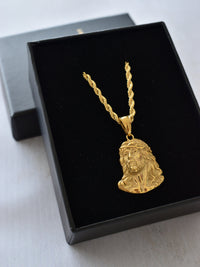 Colgante dorado rostro de Cristo con corona de espinas, cabello y barba en relieve escultórico — Pólux Colombia