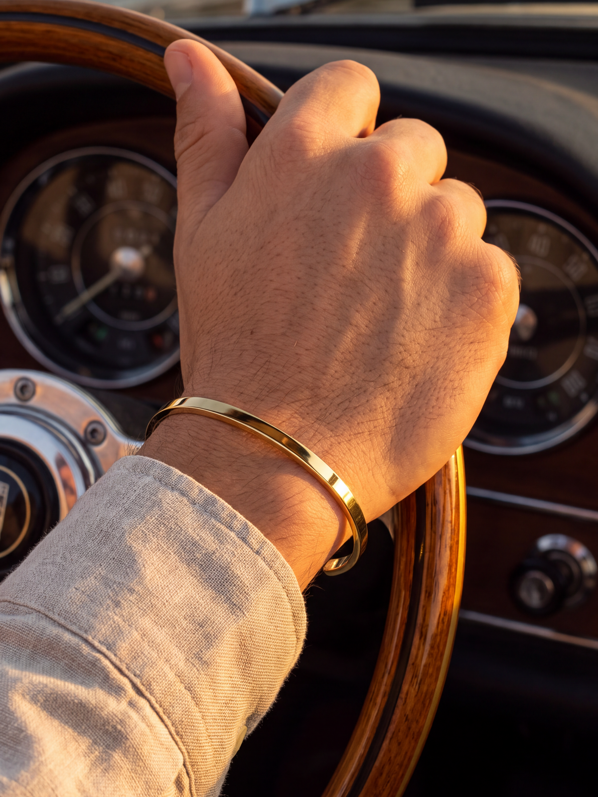 Brazalete rígido de diseño abierto en oro 18K con grabado Pólux, grosor de 4mm y ajuste cómodo en la muñeca.