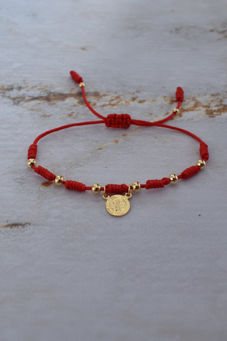 Pulsera hilo rojo con siete nudos anudados a mano y balines dorados