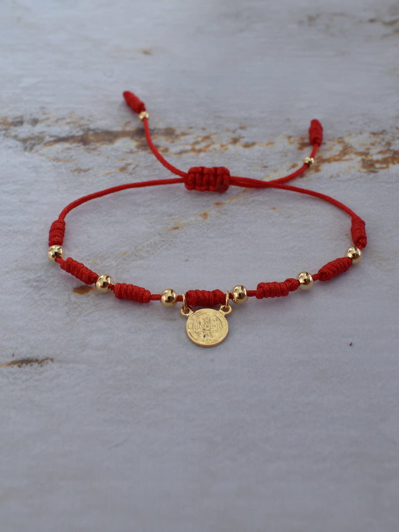 Pulsera hilo rojo con siete nudos anudados a mano y balines dorados