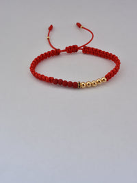 Pulsera Afrodita roja en oro laminado 18K, detalle de balines y rondél