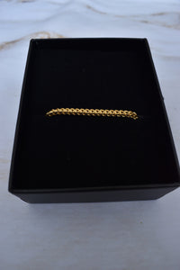 Detalle de pulsera cadena franco oro 18K para hombre, broche langosta visible, caja Pólux Gentleman