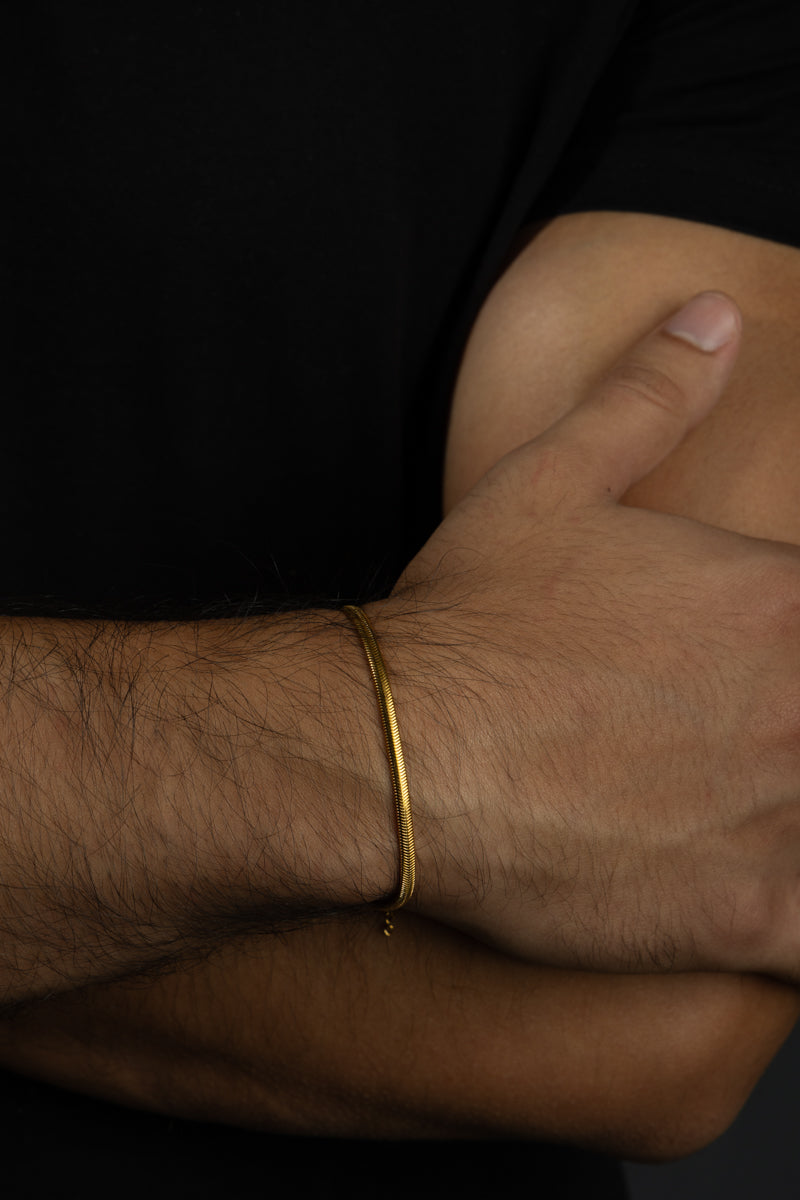 Pulsera herringbone dorada 3mm en acero quirúrgico con broche langosta y caja negra Pólux