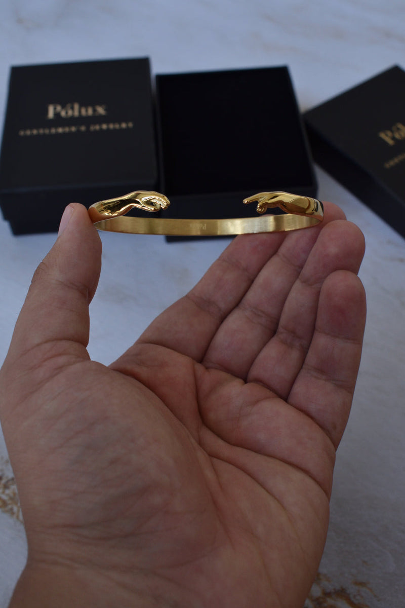 Detalle manos esculpidas pulsera inspirada Miguel Ángel oro 18K
