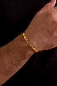 Perfil brazalete rígido hombre acero quirúrgico bañado oro alto brillo