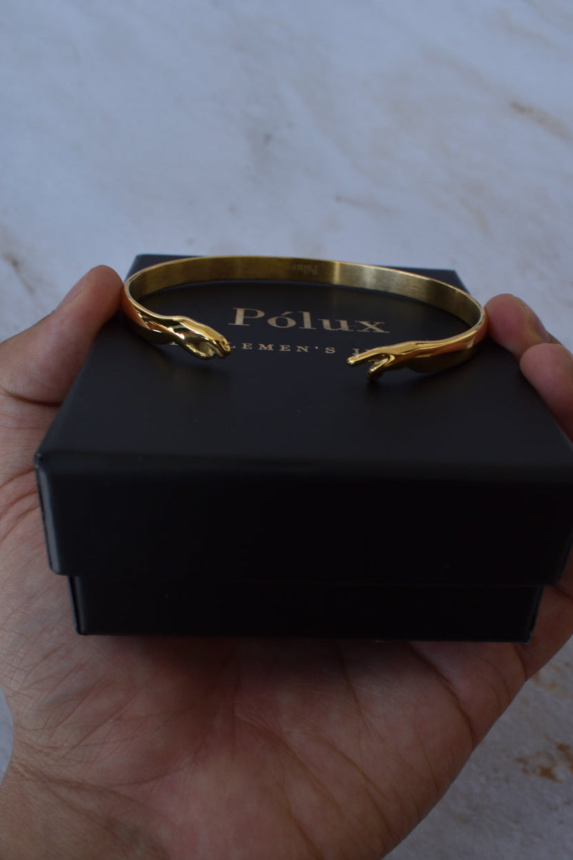 Pulsera La Creación de Adán puesta en muñeca hombre oro 18K