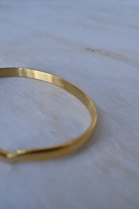 Pulsera hombre oro 18K diseño artístico con empaque premium Colombia